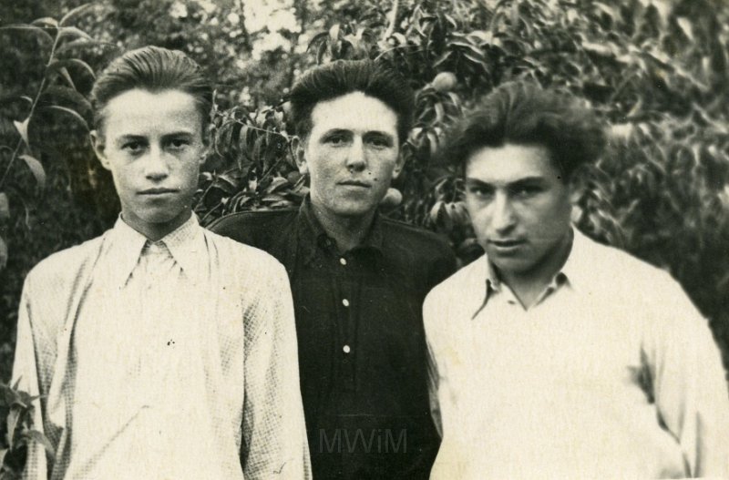KKE 1306.jpg - Z kolegami. Od lewej: pierwszy Romanem Kacynel, drugi Jan Szota – brat Marii Obolewicz (z domu Szota), trzeci Jerzy, Kazachstan, 1952 r.